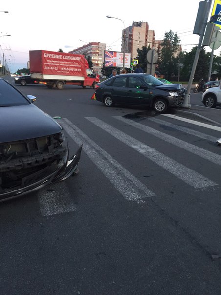 Светофор пострадал в ДТП на перекрестке Германа и Чекистов