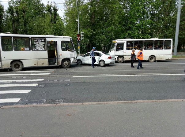 На улице Савушкина около поворота на Покрышева столкнулись. Движение трамваев приостановлено в обе с...
