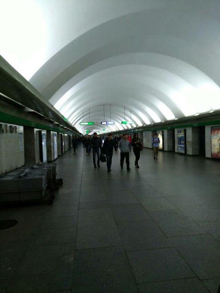 В 6.55 Станция Невский проспект и Гостиный Двор закрыта, всех выгоняют со станции, поезда проезжают ...