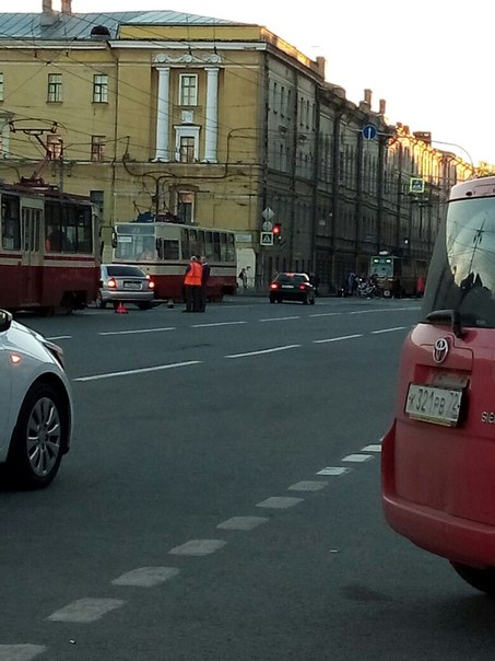 На Площади Ленина Hyundai попал под Трамвай .