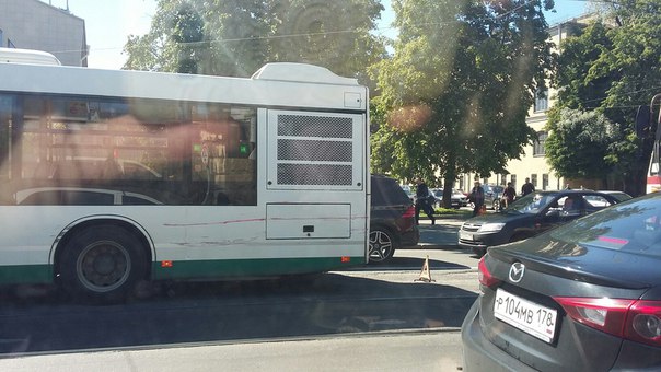 Автобус оторвал бампер трамваю на Лесном пр. Под жд мостом