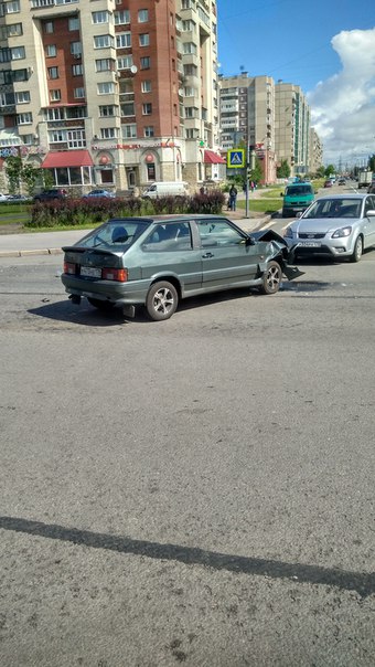 На перекрестке улицы Котина и Ленинского проспекта разбили ВАЗ2113