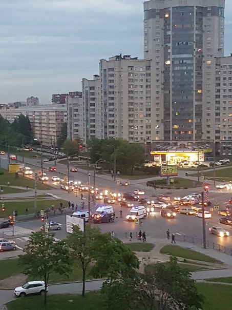 На пересечение проспекта Маршала Жукова и Ленинского авария с мотоциклом. Кого-то увезли на скорой.