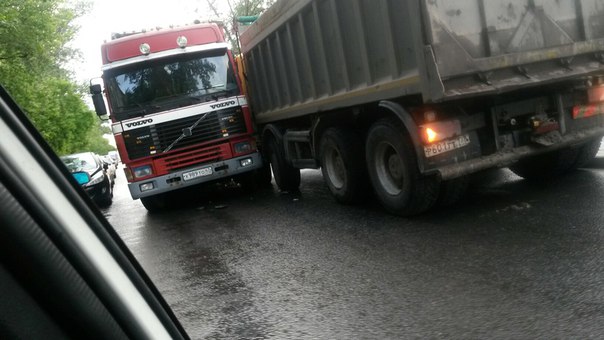 На Новосёлов два грузовика не поделили дорогу. В итоге заняли её всю.