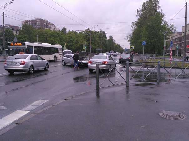 На перекрестке проспекта Мечникова и Замшиной улицы Астра при повороте не пропустила Мазду