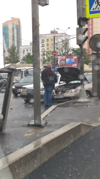 На перекрёстке Дачный / Новаторов. Альмера и старенький мерс не поделили дорогу. Проезду не мешают​.