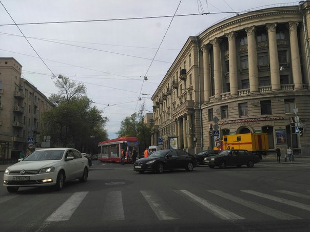 Трамвай сошёл с рельсов на Большом Сампсониевском проспекте.