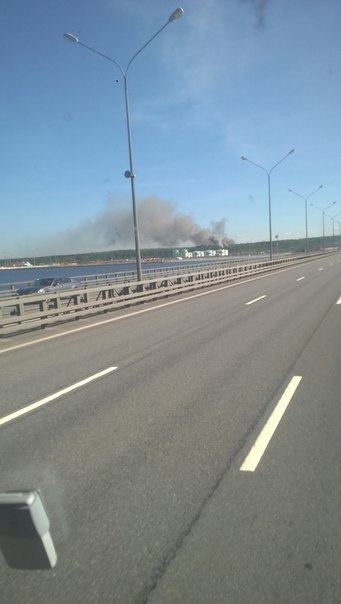 Пожар в районе порта "Бронка" под Ломоносовом. Что именно горит неизвестно.