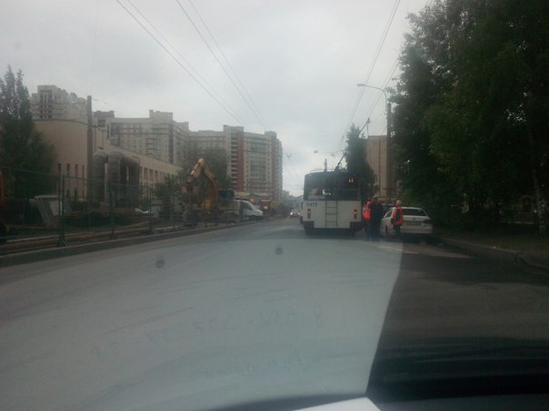 Экскаватор оборвал контактную сеть троллейбусу на Есенина возле 36 отдела полиции ,