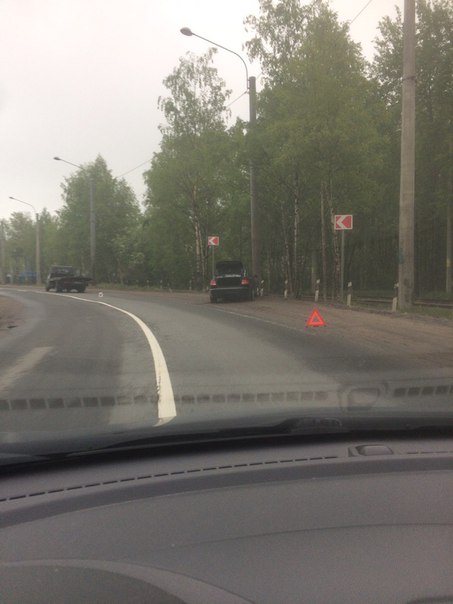 На пустой дороге на опасном повороте Рябовского шоссе