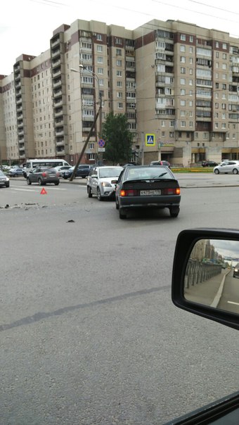 На перекрестке улицы Котина и Ленинского проспекта разбили ВАЗ2113