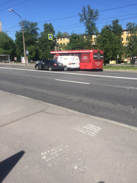 16:11, Новоизмайловский проспект 79-81, белый фургончик не вписался,хотел проехать между .