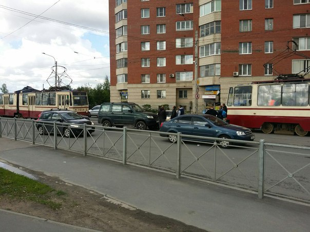 На выезде из Кудрово на Дыбенко\Солидарности ребята уже никуда не торопятся, а вот люди с трамваев и...