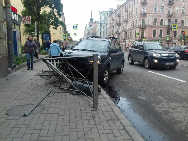 На улице Куйбышева возле дома 14 (недалеко от перекрестка с Мичуринской) Hyundai снес ограждение. По...