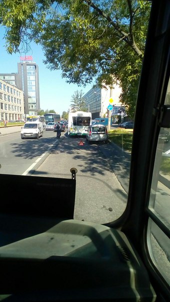 Выезжая со Студенческой на Белоостровскую, водитель Митсубиси не заметил автобус