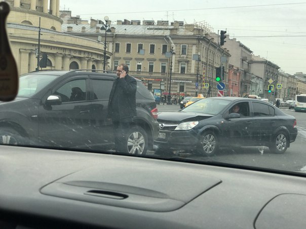 В полдень на площади Восстания встретились два немецких одиночества. Служб нет. Проезду мешают, но ...