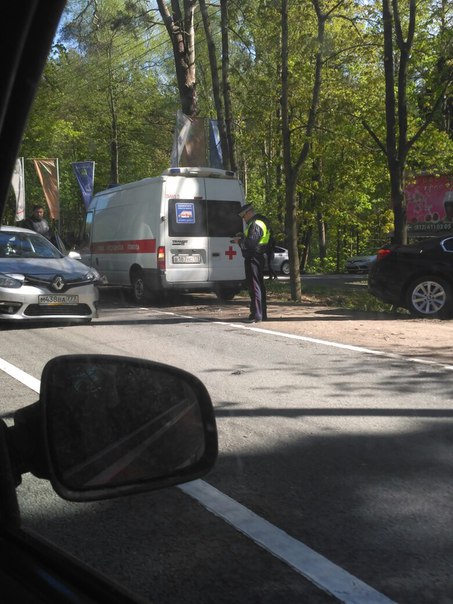 Авария на Приморском шоссе в сторону Зеленогорска. Движение по встречной полосе.