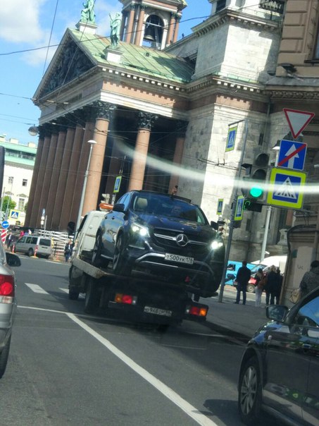 На улице Якубовича эвакуировали "мерседес" с мужчиной в салоне