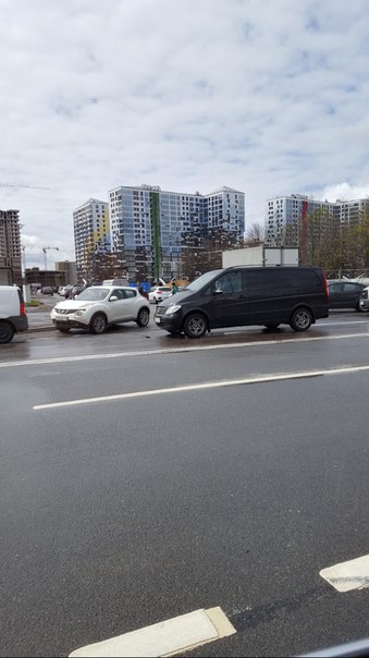 Толи ДТП на мосту в ЖК "Романтик" толи забастовка, въезд и выезд перекрыт. Машина развернута на 2 по...