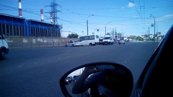 БМВ и Маршрутка перегородили проспект Маршала Жукова перед перекрёстком с дорогой на Турухтанные ост...