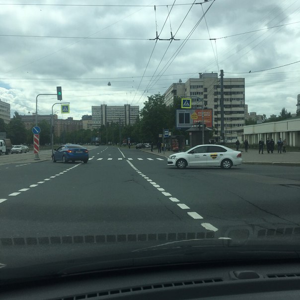 На перекрёстке Наличной улицы и Новосмоленской набережной, пока проезду не мешают