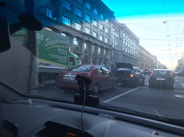 ДТП на Литейном перед перекрёстком с Жуковского
