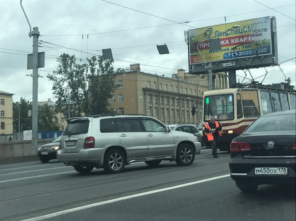 ДТП перед мостом Александра Невского со стороны Новочеркасского, трамваи встали.