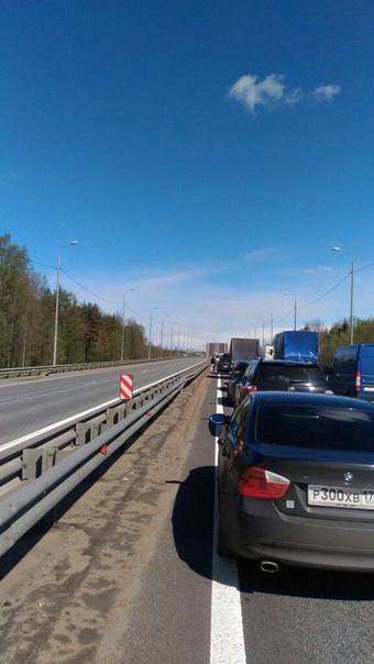 На Мурманском шоссе развели мост через Неву в 15:00.Стоим ждем.