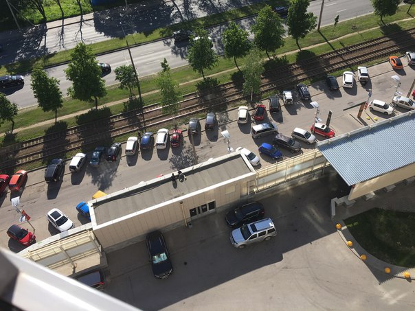 Выборгское шоссе 15А, ТК Авеню. Школьники-руферы сидят на крыше козырька торгового центра и кидают п...