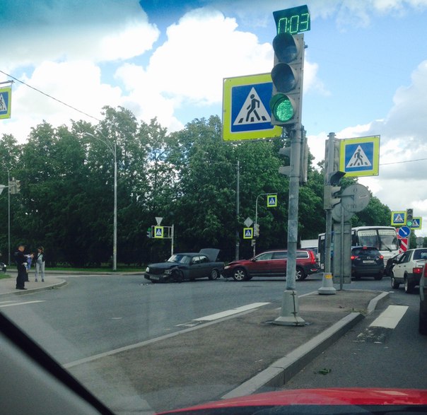 Volvo подбила Волгу на пересечении Железнодорожного пр-та и ул. Бабушкина. ДПС на месте.