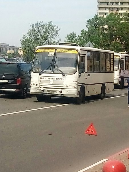 На Большеохтинском проспекте у дома 3 водитель Шкоды не убедился в маневре и маршрутный автобус про...