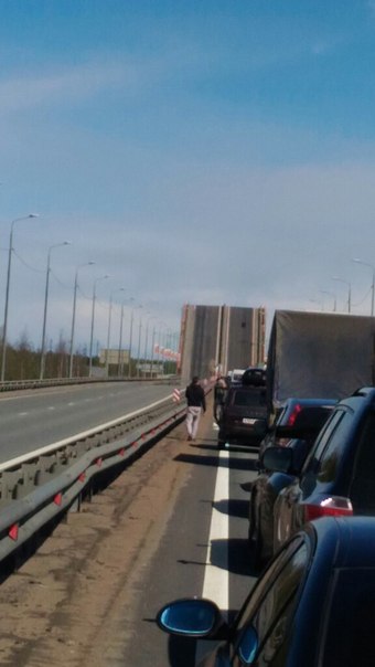 На Мурманском шоссе развели мост через Неву в 15:00.Стоим ждем.