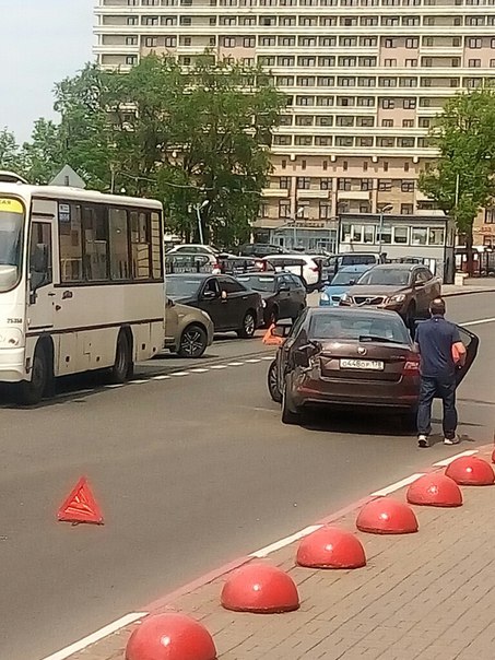 На Большеохтинском проспекте у дома 3 водитель Шкоды не убедился в маневре и маршрутный автобус про...