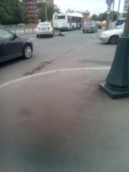 В 16:10 на стачек 99 около ТРК "Континент" легковушка и автобус столкнулись, отлетел бампер у легков...