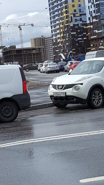 Толи ДТП на мосту в ЖК "Романтик" толи забастовка, въезд и выезд перекрыт. Машина развернута на 2 по...