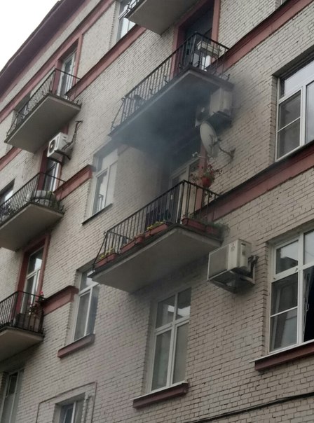 На Лиговском проспекте на доме 168 горит балкон. Кажись сигаретку выкинули