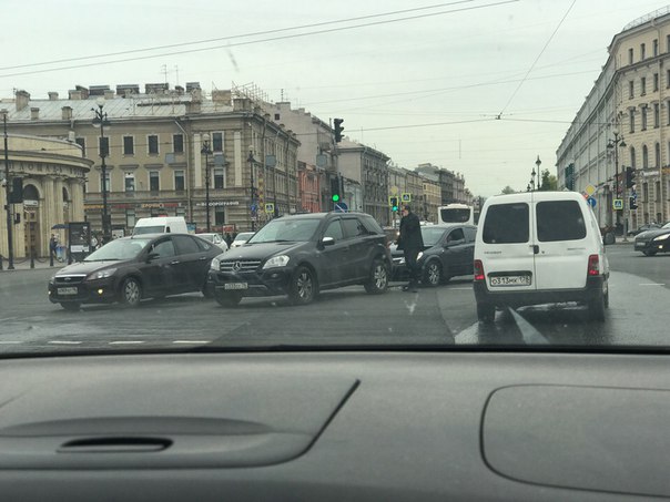 В полдень на площади Восстания встретились два немецких одиночества. Служб нет. Проезду мешают, но ...