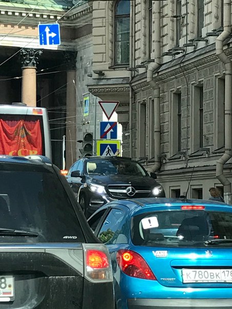 На улице Якубовича эвакуировали "мерседес" с мужчиной в салоне