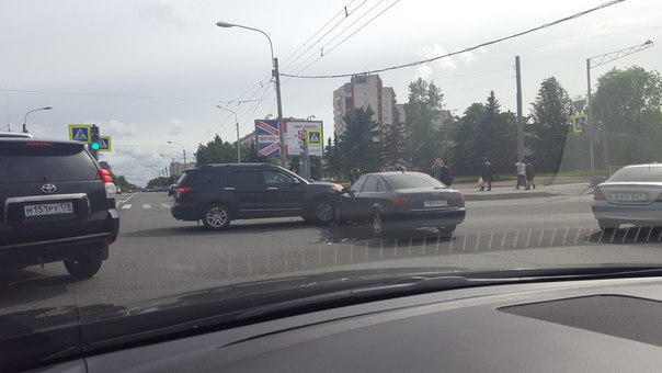 На перекрёстке улиц Чекистов и Партизана Германа Ford Эксплорер и Audi А6 мешают движению