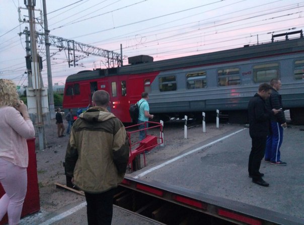 На ж/д переезде в Белоостров поезд сошел с рельсов. Движение автомобилей перекрыто полностью. Кто ед...