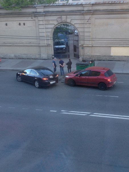 На Кирочной 6 Peugeot догнал Мазду! Не пропустил! Пробки нет! Загорожен проезд в жилую зону! Как люди п...