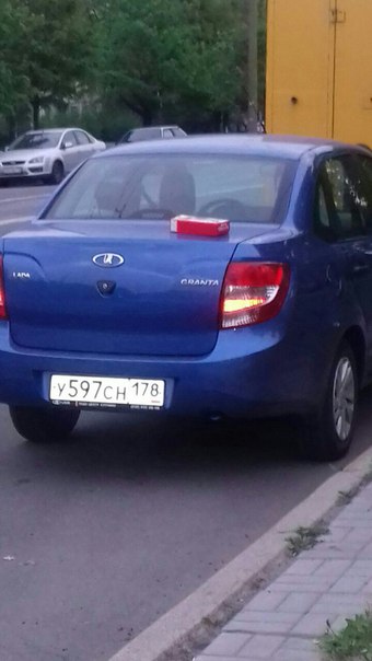 5 июня с Новоизмайловского пр-та у друзей угнали автомобиль Лада Гранта ярко синего цвета