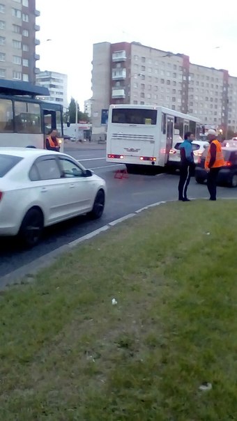 Перед перекрёстком пр. Ветеранов и ул. Корзуна притерлись 68 автобус и нисан. Троллейбусы в сторону...