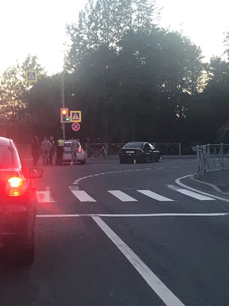ДТП в Зеленогорске на Приморском шоссе , у заправки Лукойл , один остался без колес задних, другой б...
