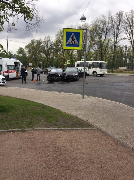 Lexus врезался в mercedes на Крестовском, GLE купе просто мимо проезжал