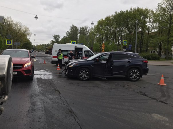 Lexus врезался в mercedes на Крестовском, GLE купе просто мимо проезжал