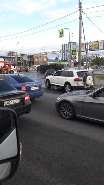 Mazda перевернула Газель на пересечении Софийской и Дунайского
