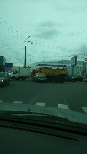 На перекрестке Якорной и Металлистов КАМАЗ и такси " Везет" поспорили , кто из них главнее