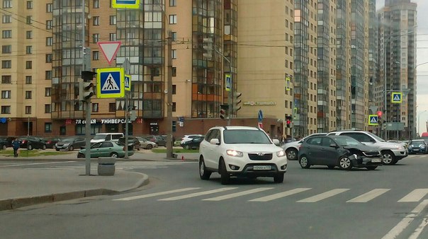 Зеленый Lanos и черная Kia на перекрестке Ленинского и Кузнецова устроили