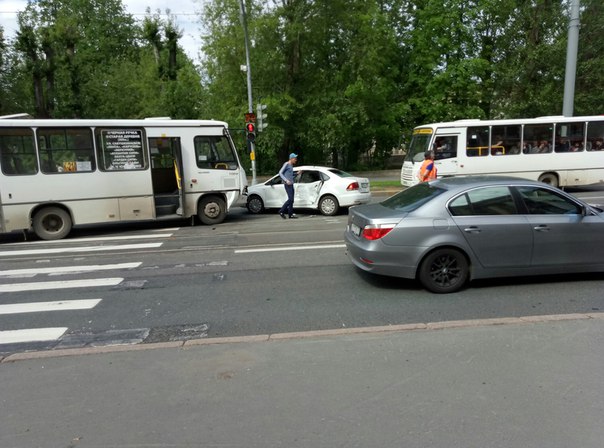 На улице Савушкина около поворота на Покрышева столкнулись. Движение трамваев приостановлено в обе с...